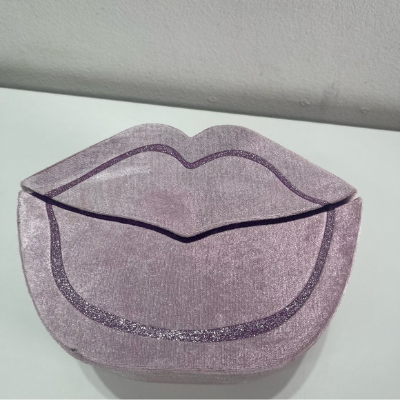 Vintage Bratz Purple Velvet Lip Shaped Storage Makeup Jewelry Box 9x6” Nostalgia - Picture 3 of 11